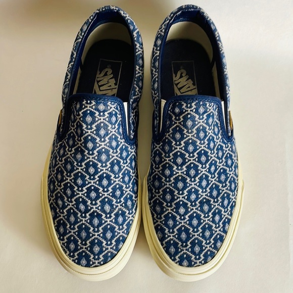 VANS•SLIP ONS•WOMENS SIZE 7.5 - Picture 2 of 6
